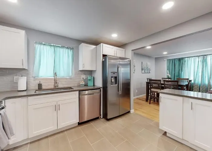 Charming Two Bedroom Family Unit In Great Location