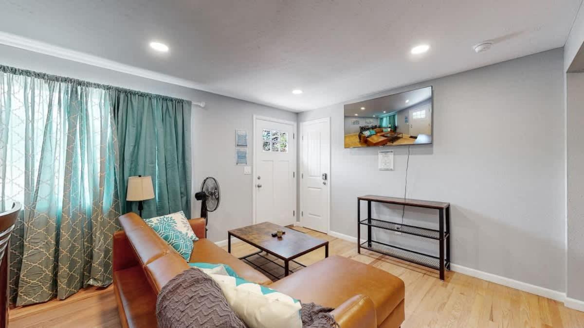 Charming Two Bedroom Family Unit In Great Location